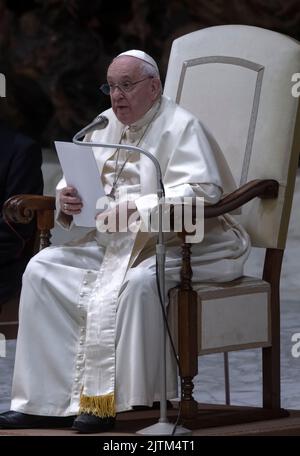 Città del Vaticano, Vaticano, 31 agosto 2022. Papa Francesco parla durante la sua udienza generale settimanale nella Sala Paolo VI. Credit: Maria Grazia Picciarella/Alamy Live News Foto Stock