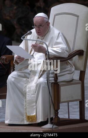 Città del Vaticano, Vaticano, 31 agosto 2022. Papa Francesco parla durante la sua udienza generale settimanale nella Sala Paolo VI. Credit: Maria Grazia Picciarella/Alamy Live News Foto Stock