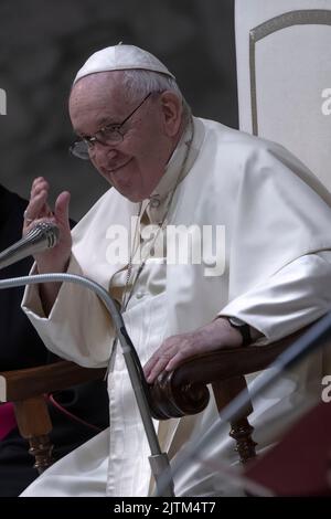 Città del Vaticano, Vaticano, 31 agosto 2022. Papa Francesco saluta durante la sua udienza generale settimanale nella Sala Paolo VI. Credit: Maria Grazia Picciarella/Alamy Live News Foto Stock