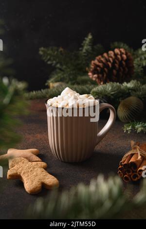 Caffè di Natale con marshmallow e biscotti come stelle. Foto Stock