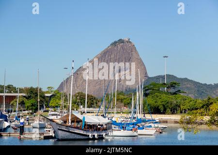 Barche ormeggiate al porto turistico di Gloria a Rio de Janeiro - Brasile Foto Stock