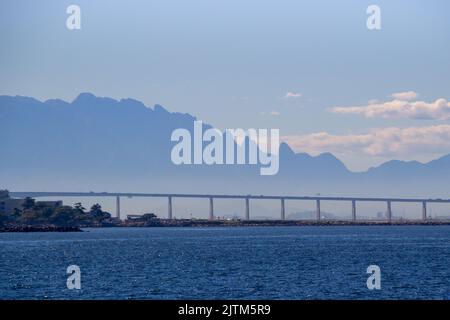 rio x nitreoi ponte, con il fondo della montagna ( Serra dos Orgaos ), il principale collegamento tra le città di Rio de Janeiro e Nitreoi a Bra Foto Stock