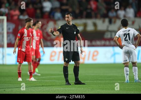 ENSCHEDE, PAESI BASSI - 31 AGOSTO: Arbitro Mark Nagtegaal durante la partita olandese di Eredivie tra FC Twente ed Excelsior Rotterdam al Grolsch veste il 31 agosto 2022 a Enschede, Paesi Bassi (Foto di Peter Lous/Orange Pictures) Foto Stock