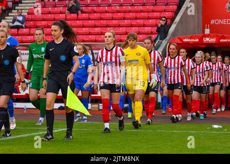 Il capitano delle donne Sunderland, Emma Kelly, guida la sua squadra nello stadio della luce per affrontare le donne della città di Birmingham. Foto Stock