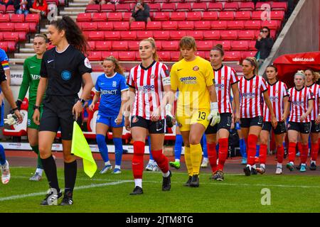 Il capitano delle donne Sunderland, Emma Kelly, guida la sua squadra nello stadio della luce per affrontare le donne della città di Birmingham. Foto Stock