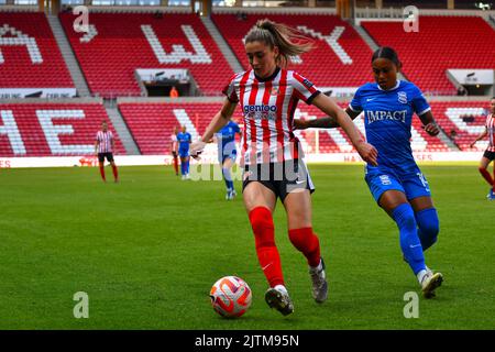 Sunderland Women avanti Emily Scarr scude la palla da Siobhan Wilson di Birmingham City. Foto Stock