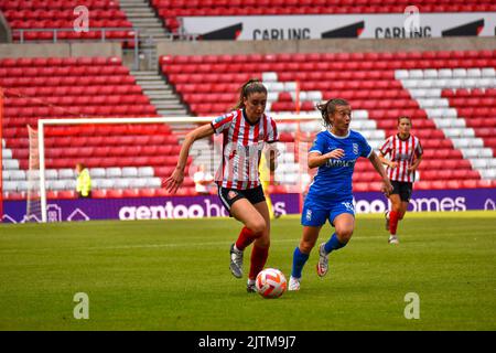 Sunderland Women avanti Emily Scarr corre lontano dalla Birmingham City Women difesa. Foto Stock