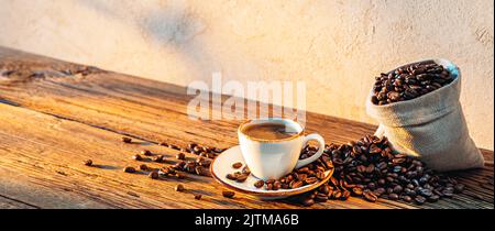 Tazza mattutina di caffè espresso alla luce del sole Foto Stock