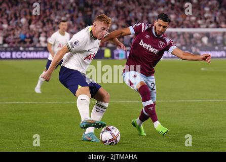 Dejan Kulusevski di Tottenham Hotspur (a sinistra) e West Ham United hanno detto Benrahma battaglia per la palla durante la partita della Premier League al London Stadium, Londra. Data immagine: Mercoledì 31 agosto 2022. Foto Stock