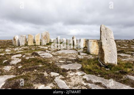Twist di Deirbhile. Moderna formazione in pietra eretta dallo scultore e artista visivo Michael Bulfin. Mullet Peninsula, County Mayo, Irlanda. Agosto 2022. Foto Stock