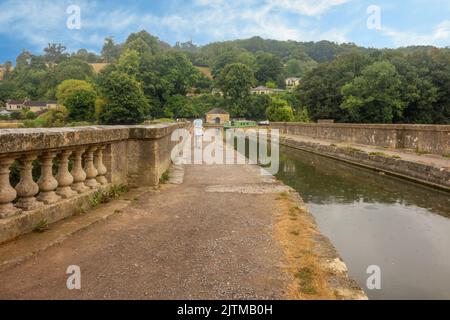 Donna che cammina sull'acquedotto di Dundas sul Kennet e sul canale di Avon sul fiume Avon vicino a Monkton Combe, Somerset, Foto Stock