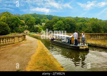 Narrowboat che attraversa l'acquedotto di Dundas sul canale Kennet e Avon sul fiume Avon vicino a Monkton Combe, Somerset, Foto Stock