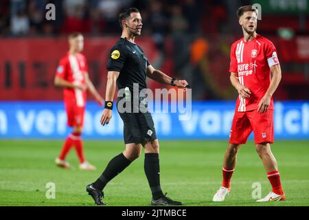 ENSCHEDE, PAESI BASSI - 31 AGOSTO: Arbitro Mark Nagtegaal, Ricky van Wolfswinkel (c) del FC Twente durante la partita olandese di Eredivie tra il FC Twente e l'Excelsior Rotterdam al Grolsch Veste il 31 agosto 2022 a Enschede, Paesi Bassi (Foto di Peter Lous/Orange Pictures) Foto Stock