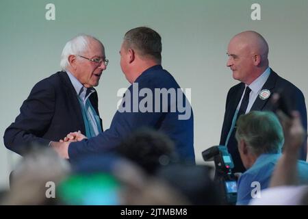 Il senatore AMERICANO Bernie Sanders (a sinistra), il presidente della RMT, Alex Gordon e il segretario generale della RMT, Mick Lynch durante un rally a Save London's Public Transport, alla TUC Congress House, Londra. Data immagine: Mercoledì 31 agosto 2022. Foto Stock