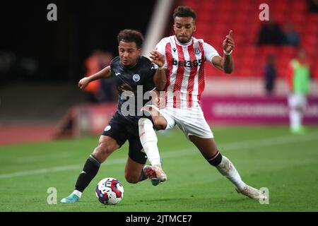 Matthew Sorinola di Swansea City (a sinistra) e Jacob Brown di Stoke City combattono per la palla durante la partita del Campionato Sky Bet allo Stadio bet365, Stoke-on-Trent. Data immagine: Mercoledì 31 agosto 2022. Foto Stock