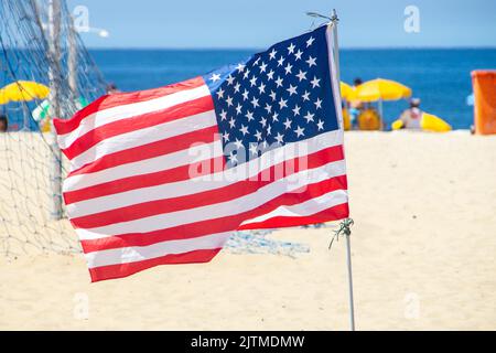 Bandiera degli stati uniti d'america all'aperto sulla spiaggia di copacabana a Rio de Janeiro in Brasile. Foto Stock