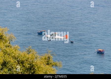 Piccolo aereo che volava sulla spiaggia di copacabana a Rio de Janeiro in Brasile. Foto Stock