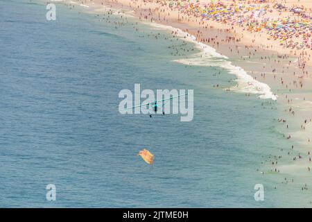 Piccolo aereo che volava sulla spiaggia di copacabana a Rio de Janeiro in Brasile. Foto Stock