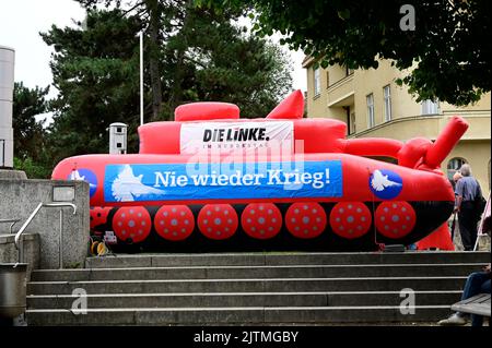 Friedenstour der Bundestagsfraktion DIE LINKE macht Station an der Altstadtbrücke. Blickfang der Tour ist ein aufblasbarer Panzer a Originalgröße – A. Foto Stock