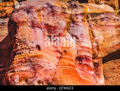 Red Yellow Rocks modelli vicino alle tombe reali Petra Jordan Costruito da Nabataens nel 200 AC al 400 DC. Le pareti del canyon creano molti motivi colorati Foto Stock