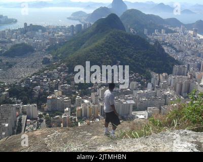 Uomo che guarda il distretto Copacabana delle capre la collina ( morro dos cabritos ) a Rio de Janeiro, Brasile. Foto Stock