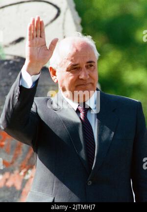 Fulton, United Startes of America. 31st ago, 2022. Il leader sovietico Mikhail Gorbachev, sventolando alla folla al Westminster College, è morto annunciato dai media statali in Russia all'età di 91 anni il 30 agosto 2022. Gorbaciov visitò il campus del Westminster College a Fulton, Missouri, il 6 maggio 1992, dove Winston Churchill descrisse notoriamente la cortina di ferro e invocò la resistenza al comunismo sovietico. Durante il suo discorso Gorbaciov dichiarò che la guerra fredda era un grande malinteso. File Foto di Bill Greenblatt/UPI Credit: UPI/Alamy Live News Foto Stock