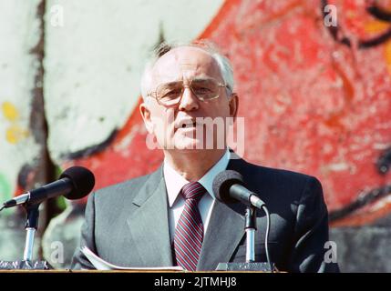 Fulton, United Startes of America. 31st ago, 2022. Il leader sovietico Mikhail Gorbachev, parlando alle folle del Westminster College, è morto annunciato dai media statali in Russia all'età di 91 anni il 30 agosto 2022. Gorbaciov visitò il campus del Westminster College a Fulton, Missouri, il 6 maggio 1992, dove Winston Churchill descrisse notoriamente la cortina di ferro e invocò la resistenza al comunismo sovietico. Durante il suo discorso Gorbaciov dichiarò che la guerra fredda era un grande malinteso. File Foto di Bill Greenblatt/UPI Credit: UPI/Alamy Live News Foto Stock