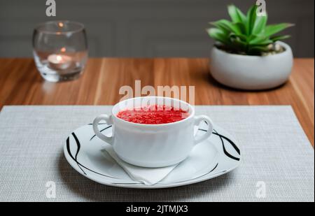 Zuppa alla crema di fragole, antipasto alla zuppa di frutta, sfondo dell'hotel Foto Stock