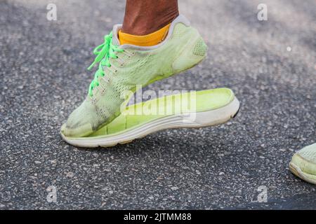 Scarpe da running verdi con suola fresca. A Rio de Janeiro. Foto Stock