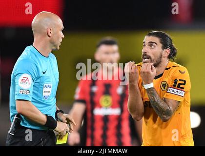 31st agosto 2022; Vitality Stadium, Boscombe, Dorset, Inghilterra: Calcio premiership, AFC Bournemouth contro Wolverhampton Wanderers: Ruben Neves di Wolverhampton Wanderers reagisce dopo aver ricevuto una carta gialla da Referee Anthony Taylor Foto Stock