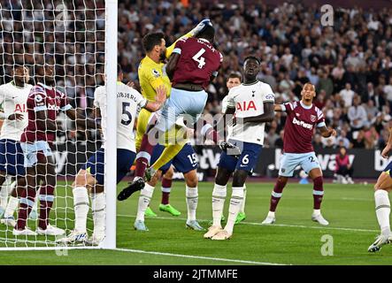 Londra, Regno Unito. 31st ago, 2022. Londra UK 31st agosto 2022Kurt Zouma (West Ham) è stato portato a bordo da Hugo Lloris (Spurs, portiere e capitano) durante la partita della West Ham vs Tottenham Hotspur Premier League al London Stadium Stratford. Credit: MARTIN DALTON/Alamy Live News Foto Stock