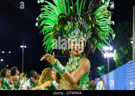 Ballerina durante le prove della scuola di samba a Rio de Janeiro, Brasile - 10 febbraio 2019: membro dell'ala dei ballerini, durante le prove tecniche a rio de j Foto Stock