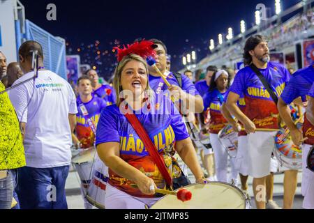 Donna membro della batteria del sindacato dell'isola governata durante le prove tecniche del carnevale di Rio de Janeiro, Brasile - Febbraio 23 Foto Stock