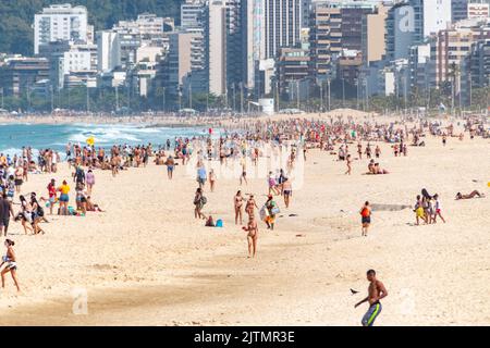 Spiaggia di ipanema a Rio de Janeiro, Brasile - 15 agosto 2020: Persona che si gode la spiaggia di ipanema a rio de janeiro. Foto Stock