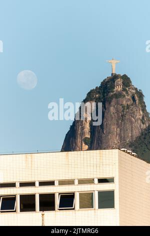 Moonset accanto al Cristo Redentore a Rio de Janeiro, Brasile - 4 settembre 2020: Moonset accanto a Cristo Redentore con un bel cielo blu i Foto Stock