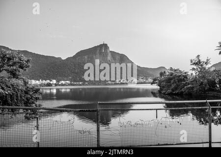 Laguna di Rodrigo de Freitas con Cristo Redentore sullo sfondo a Rio de Janeiro, Brasile - 14 ottobre 2020: Bella vista di Rodrigo de Freita Foto Stock