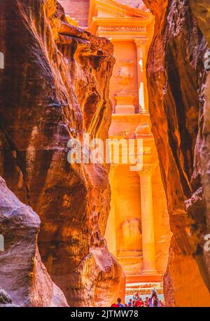 Escursionisti fuori Siq giallo Tesoro mattina Petra Giordania costruita da Nabataens nel 100 BC giallo Canyon diventa rosso rosa quando il sole scende Foto Stock