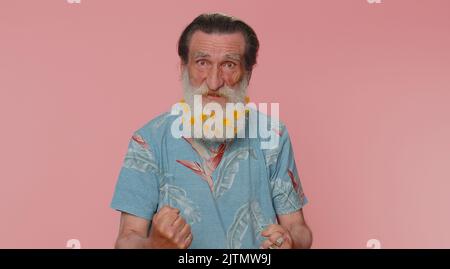 L'uomo insoddisfatto che scuote la testa no, chiedendo motivo di fallimento, esprimendo incredulità irritazione, sentirsi annoiato, deluso nel risultato, cattive notizie. Nonno anziano isolato su sfondo rosa studio muro Foto Stock