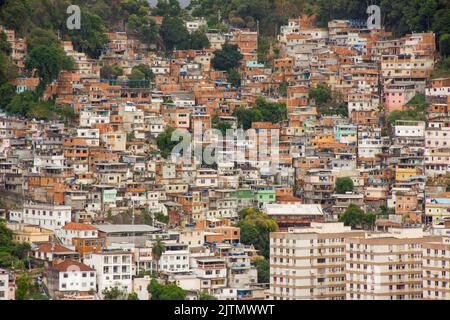 favela do tabajara a copacabana, Rio de Janeiro, Brasile - 23 dicembre 2014: Case a favela do tabajara situato nel quartiere copacabana Foto Stock