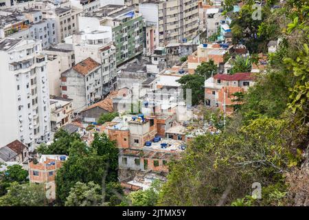 favela do tabajara a copacabana, Rio de Janeiro, Brasile - 23 dicembre 2014: Case a favela do tabajara situato nel quartiere copacabana Foto Stock