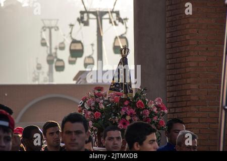 Processione in onore di Nossa Senhora Aparecida, Aparecida do Norte, São Paulo, Brasile - 20 settembre 2015: Persone che prendono l'immagine di Nossa Senhora A. Foto Stock