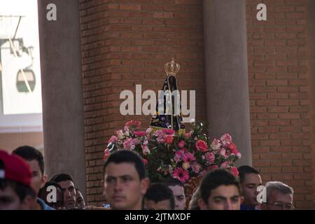 Processione in onore di Nossa Senhora Aparecida, Aparecida do Norte, São Paulo, Brasile - 20 settembre 2015: Persone che prendono l'immagine di Nossa Senhora A. Foto Stock