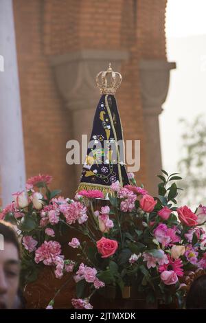 Processione in onore di Nossa Senhora Aparecida, Aparecida do Norte, São Paulo, Brasile - 20 settembre 2015: Persone che prendono l'immagine di Nossa Senhora A. Foto Stock