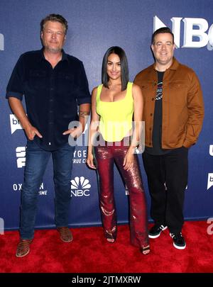 Blake Shelton, Nikki Bella e Carson Daly in occasione della NBCUniversal 2022 che si terrà presso il Mandarin Oriental Hotel il 16 maggio 2022 a New York City, NY ©Steven Bergman/AFF-USA.COM Foto Stock