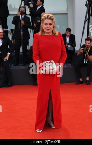 Venezia, Italia. 31st ago, 2022. Catherine Deneuve partecipa al "rumore bianco" e alla cerimonia di apertura del tappeto rosso al Festival Internazionale del Cinema di Venezia del 79th, il 31 agosto 2022, a Venezia. ( Credit: Sipa USA/Alamy Live News Foto Stock