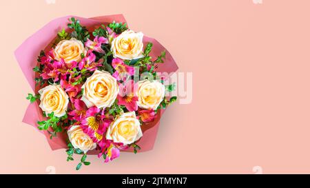 Bouquet di belle rose e alstroemeria su sfondo rosa. Fresco, lussureggiante bouquet di fiori colorati per il matrimonio, il giorno di valenitnes, il giorno della madre. Flora Foto Stock