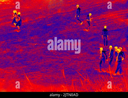 Passeggiata dello studente durante la pausa tra le lezioni. Persone indistinte e irriconoscibili Foto Stock