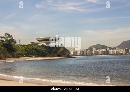 Spiaggia di Boa Viagem a Nitreoi a Rio de Janeiro, Brasile - 18 luglio 2014: Spiaggia di Boa Viagem, una bella spiaggia nella regione oceanica di Nitreoi. Foto Stock