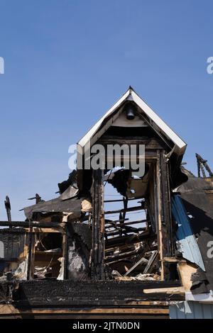 Cottage stile casa danneggiata dal fuoco. Foto Stock