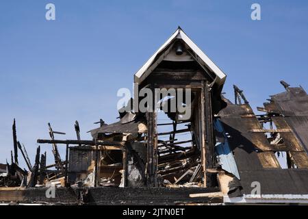 Cottage stile casa danneggiata dal fuoco. Foto Stock